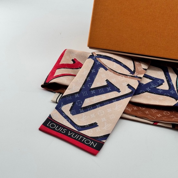 Louis Vuitton Scarf - Picture 2 of 10